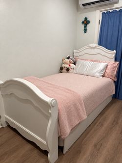 Twin bedroom set with trundle and dresser