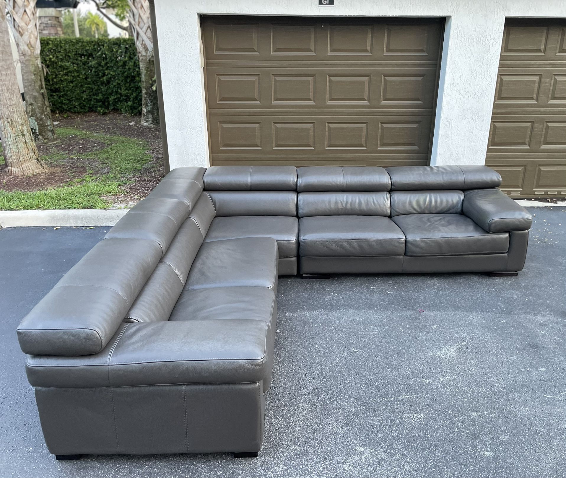 Sofa/Couch Sectional - Gray - Italian Leather - Delivery Available 🚛