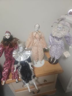 Porcelain dolls on ssle