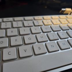 Apple A1243 Wired USB Silver Aluminum Keyboard with Numeric Keypad