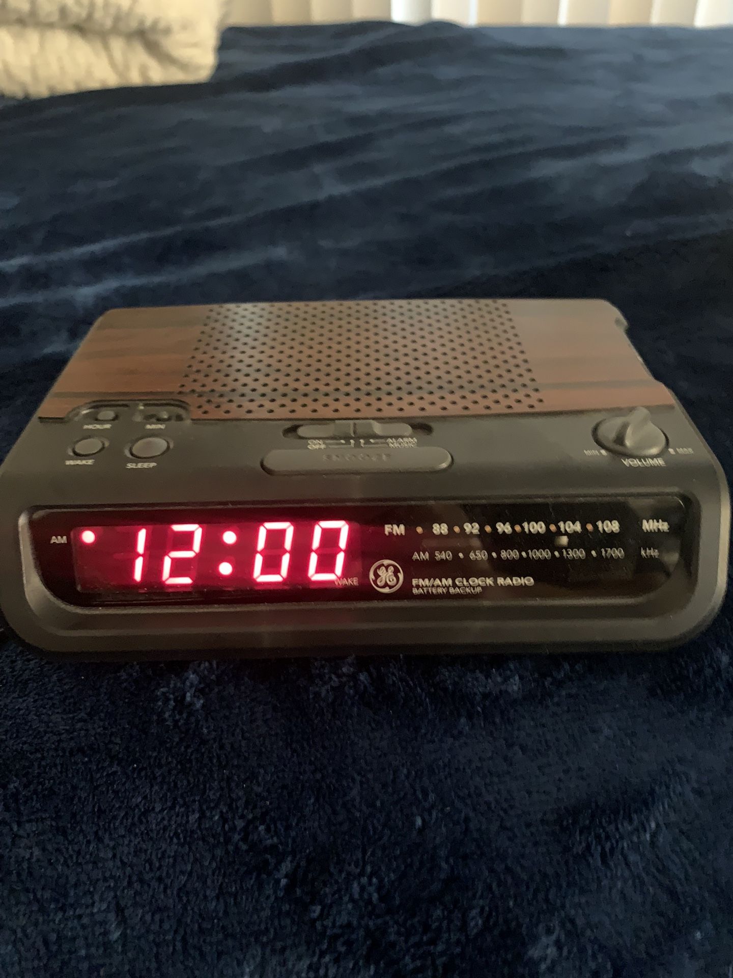 GE Digital Alarm Clock Radio AM/FM Model 7-4613B Woodgrain