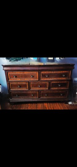Dresser of drawers 7 with mirror not pictured