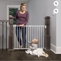 Regalo Extra Wide 2-in-1 Stairway & Hallway Baby Safety Gate with Mounting Kit, 24-40.5 in, Ages 6-24 Months