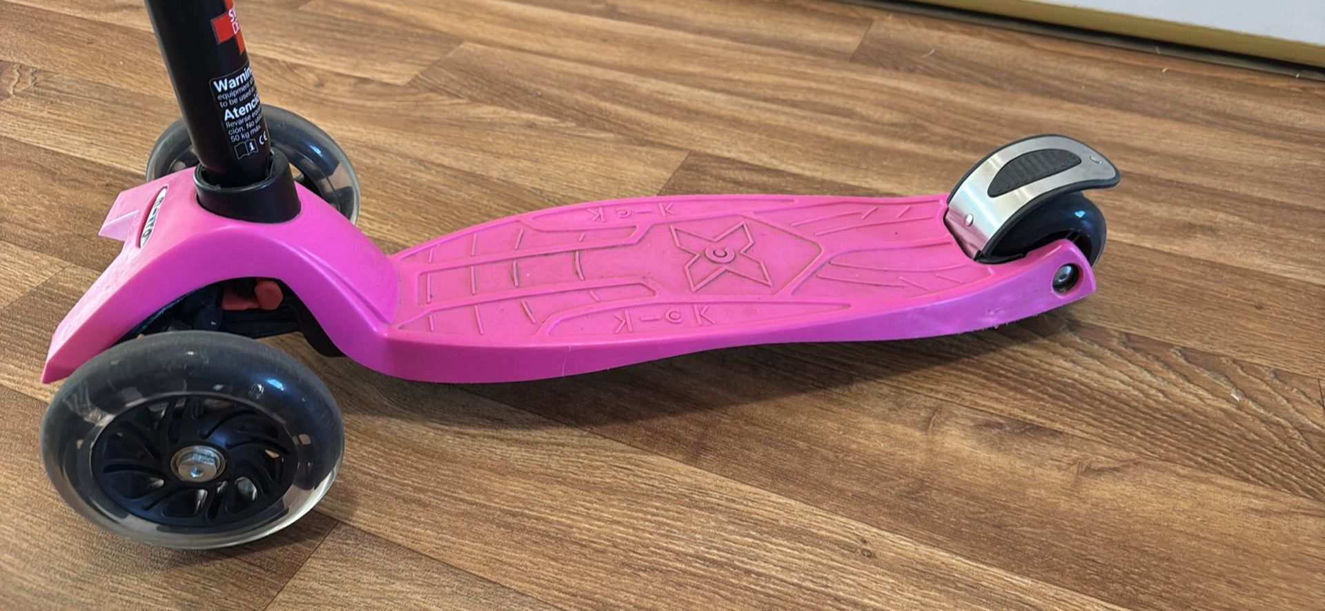 Micro Mini Deluxe Kick Scooter – Pink