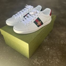 Women Gucci Ace With Bee. 