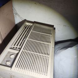 Window Ac Unit ,Works And Blows Ice Cold