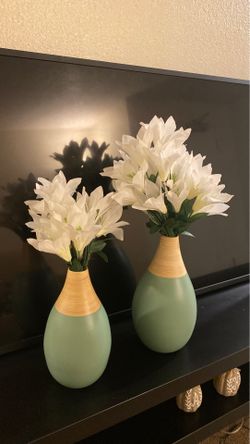 Modern vases comes with flowers