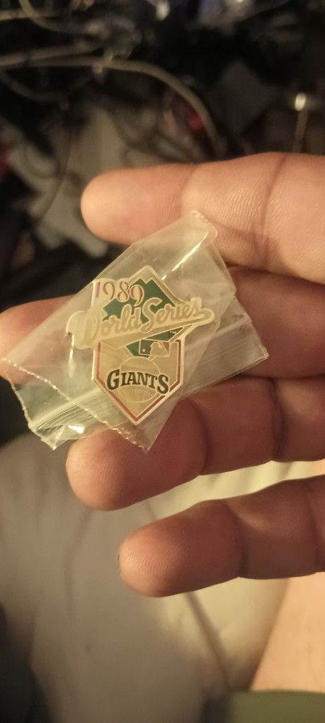 Vintage Pins Giants
