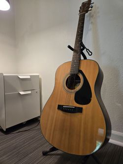Yamaha F325D acoustic guitar