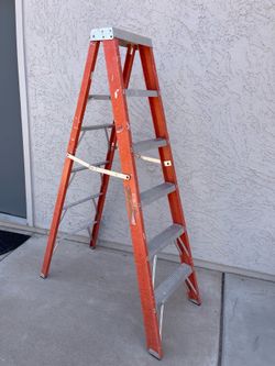 Keller 6 ft Fiberglass Ladder in great shape - very sturdy