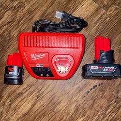 Milwaukee m12 batteries and charger 2ah and 4ah new/Nuevas 70$