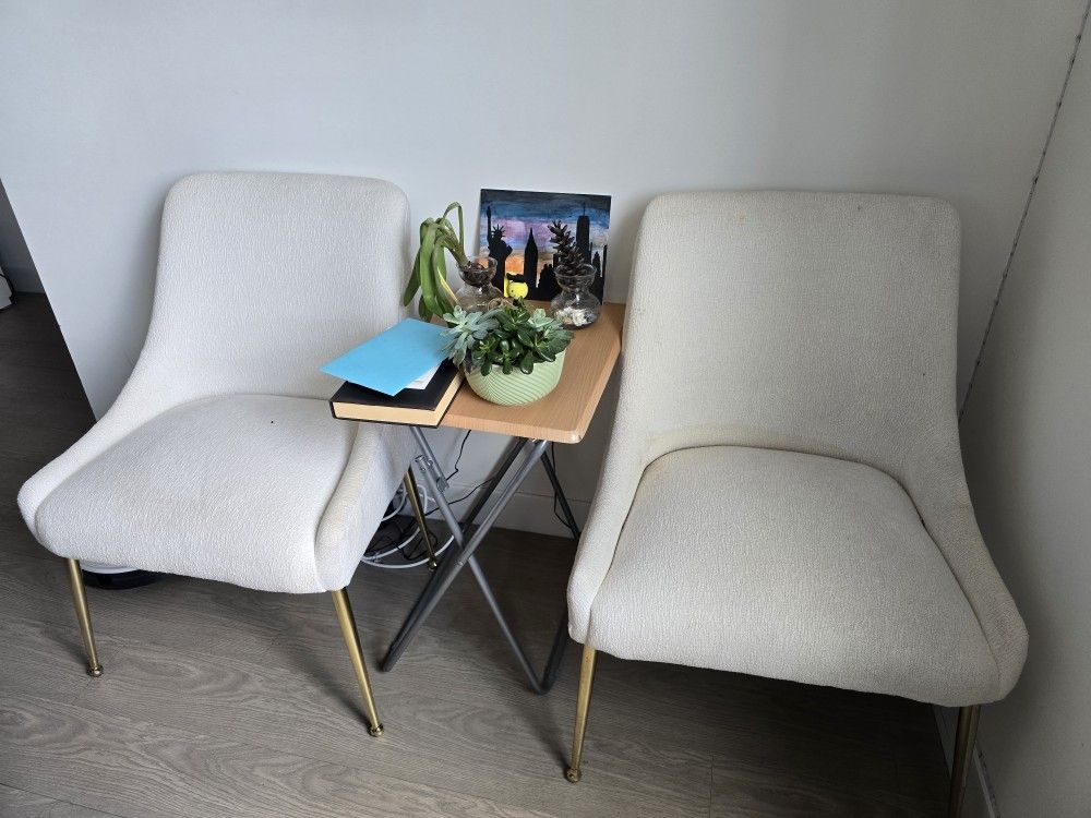 Nice Chairs And Cute Side Table
