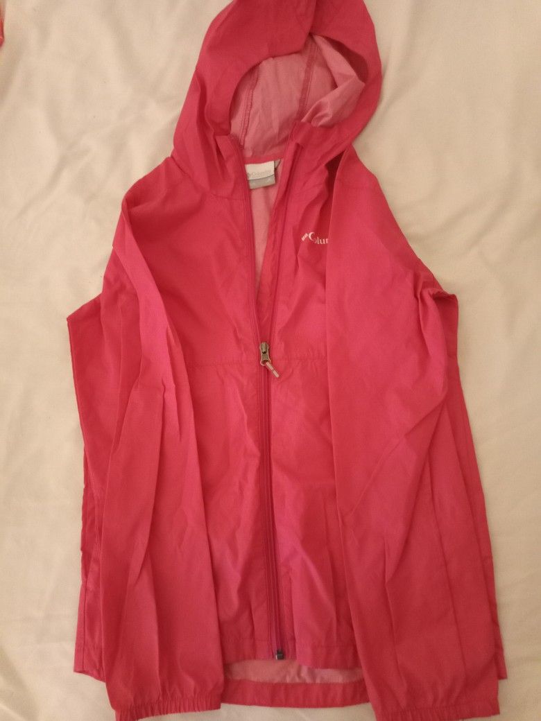 Columbia jacket_(m/10-12)_child. Front zipper, side pockets with zipper. Great condition. Thanks