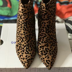 Women Tulipe Booties Size 9