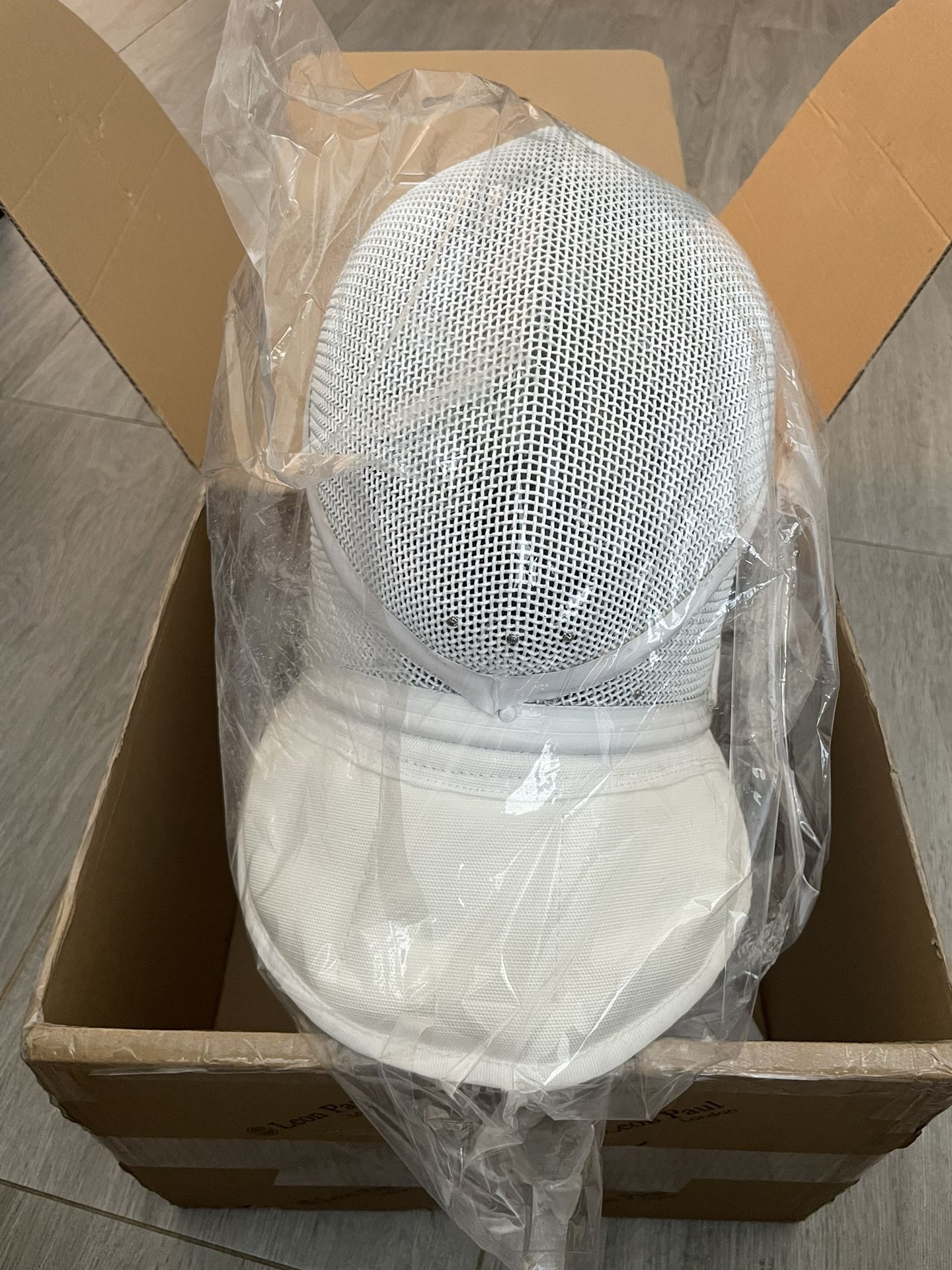 Brand New Leon Paul X-Change Contour Epee Mask