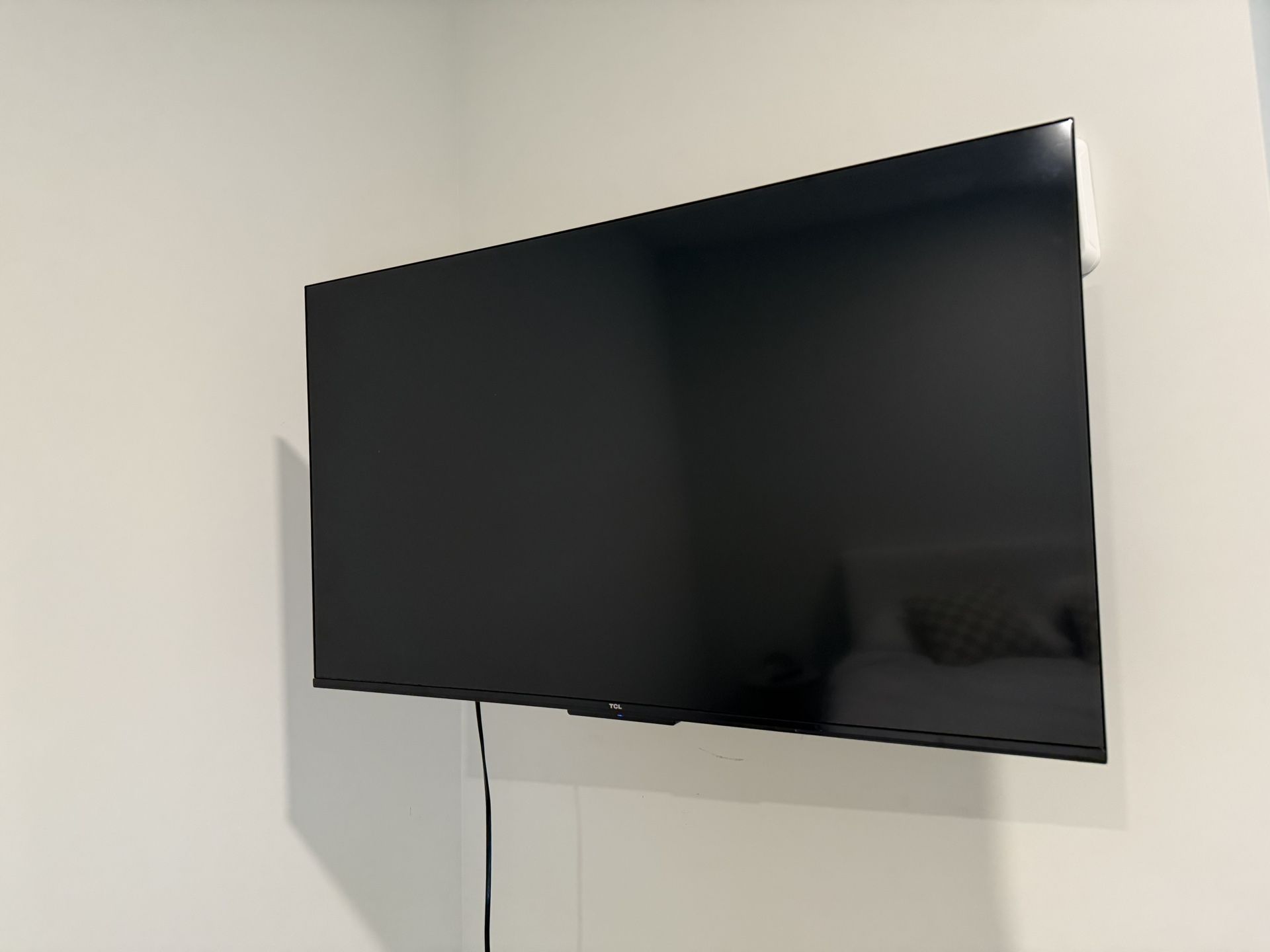 43” TCL Smart TV + Wall Mount – Great Condition