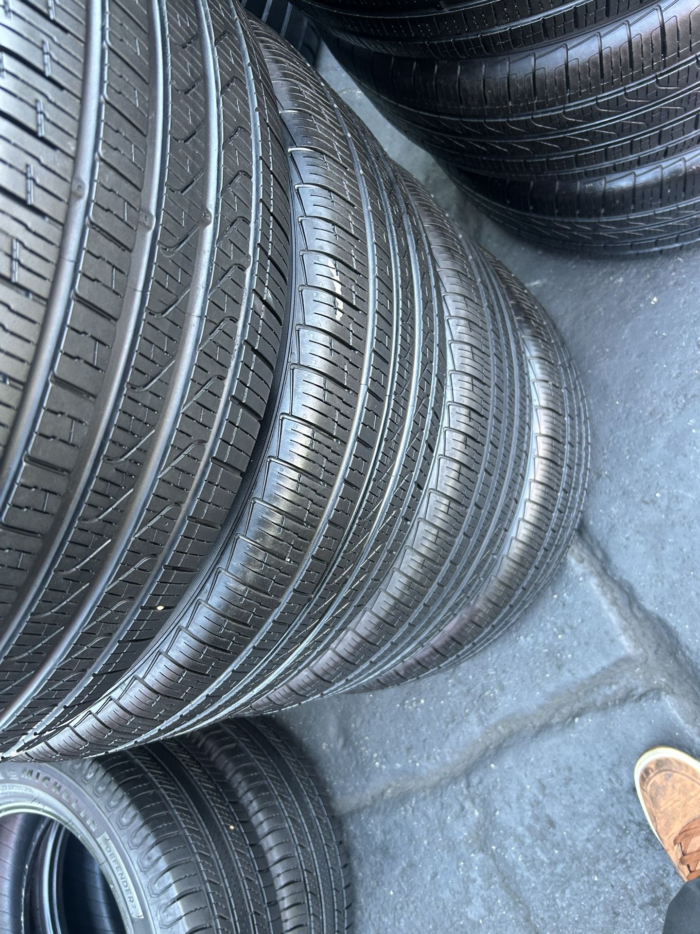 Tengo un Set de llantas en muy buenas condiciones, marca Pirelli cinturato p7 runflat 245 50 R19 instalación y balanceo por el mismo precio 