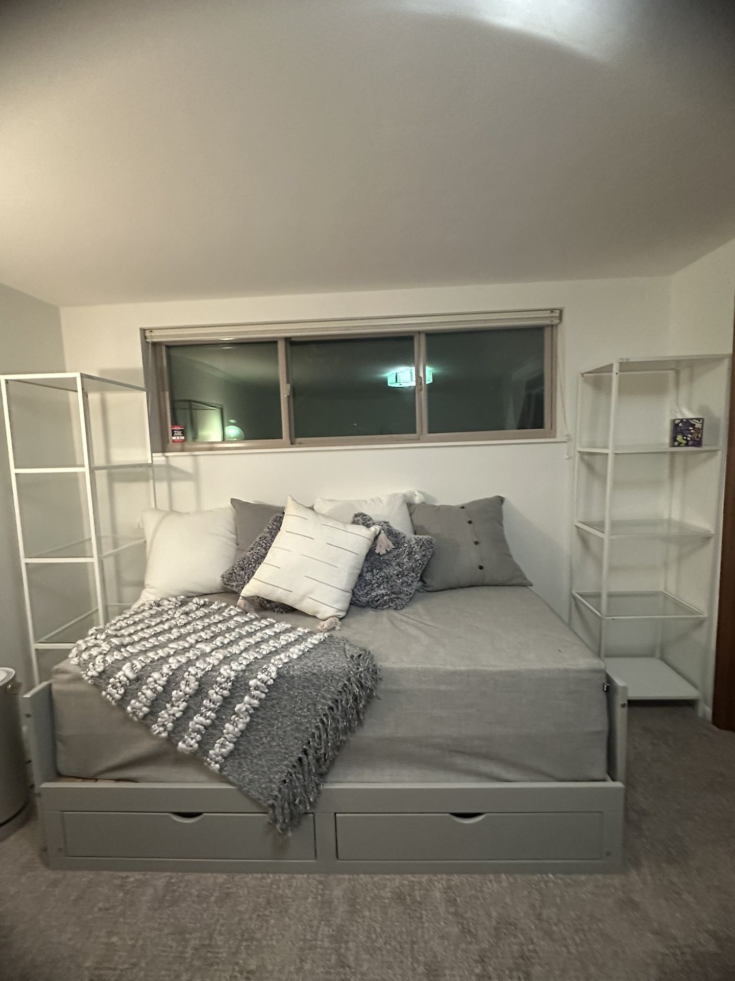 Twin Daybed, Expands To King!