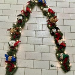 8 Ft Lit Garland With 12 Plush Character Heads