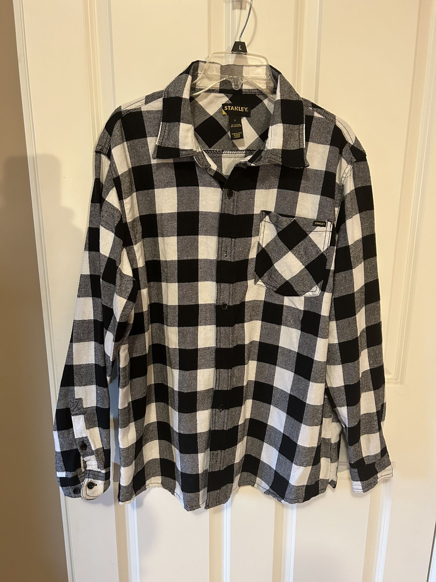 Mens’ black and white plaid flannel Stanley shirt - size L