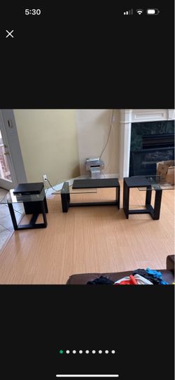Rooms To Go: Geometric 3 piece table set