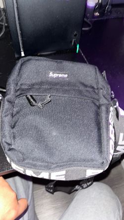 Authentic crossbody supreme bad! Desc