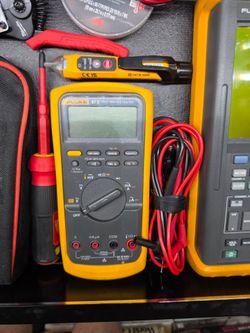 Fluke 87V True RMS Multimeter with Test Leads