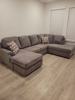 Ashley Furniture O'Phannon 2-Piece Sectional w/ Chaise - Pet Free!