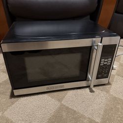BLACK+DECKER EM720CPN-PMB 0.7 cu ft Microwave Oven 700W Stainless Trim
