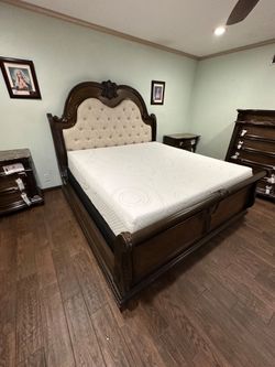 King Size bed frame with mattress including  new in a box.     Cama King size Colchon incluido nueva en caja