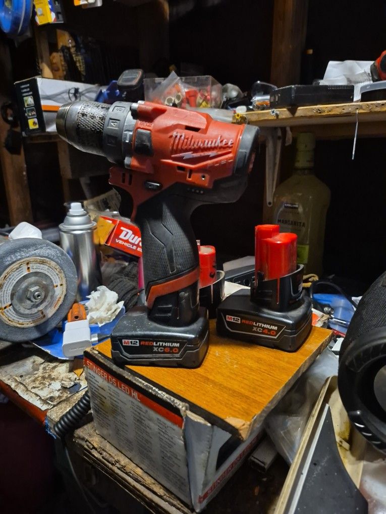 Taladro Con Tres Baterias Milwaukee 