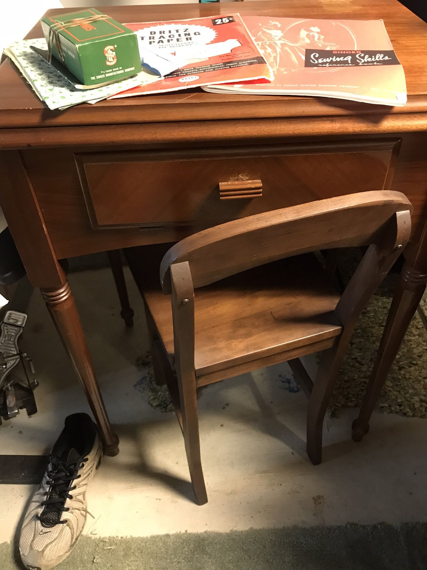 Vintage Singer Sewing machine/cabinet