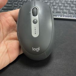 Logitech mouse, with excellent flexibility, new color, and great tactile sensation