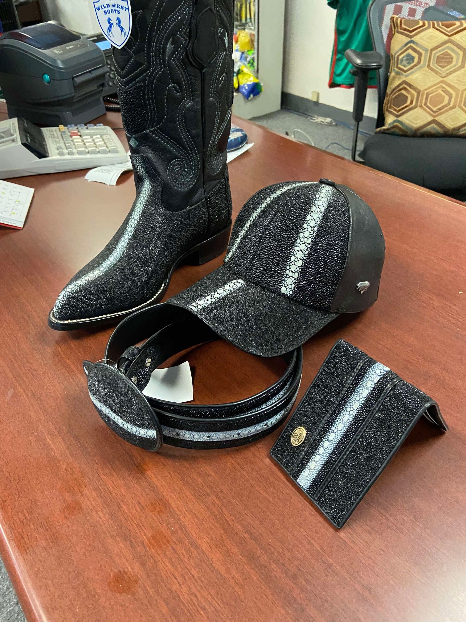 Nuevo set vaquero de botas,cinturón,gorra y cartera de piel
