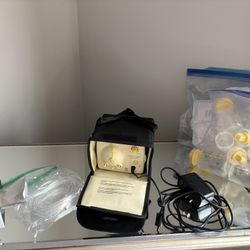 Medela Breast Pump With Accessories 