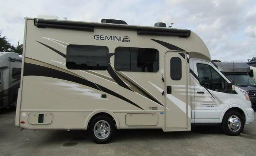 2022 THOR MOTOR COACH GEMINI 23TE WITH ONLY 9K MILES! LOADED WITH OPTIONS LIKE 1 SLIDE OUT, SOFA WITH MURPHY BED, COOKTOP, REFRIGERATOR, MICROWAVE ETC