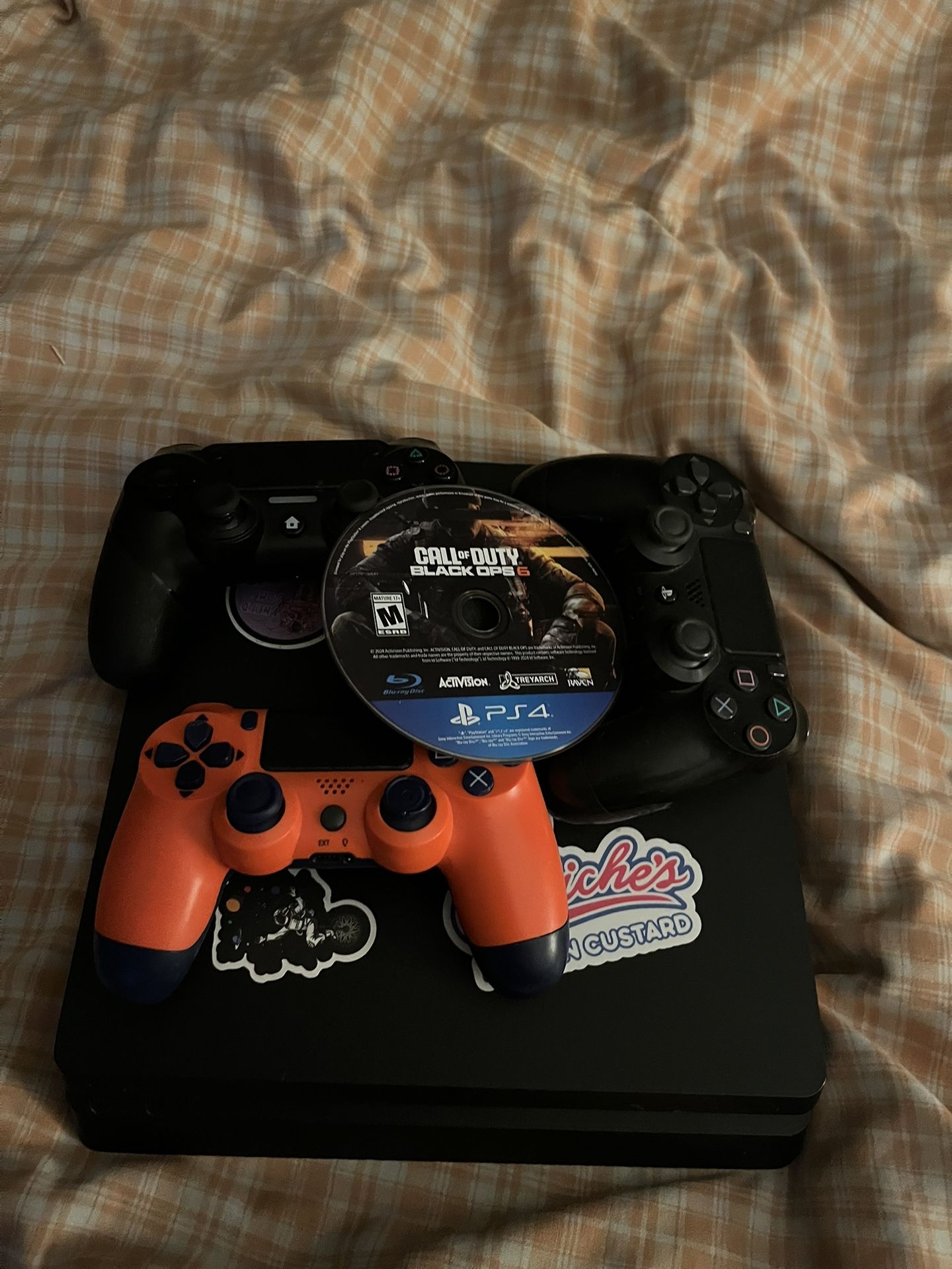 PS4 W 3 Controllers Black Ops 6