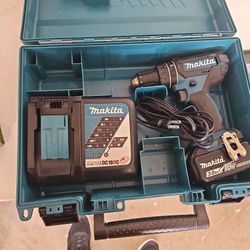 Makita 18 Volt Lithium Ion Battery 1/2" Drill With Charger And Three Amp Hour Battery