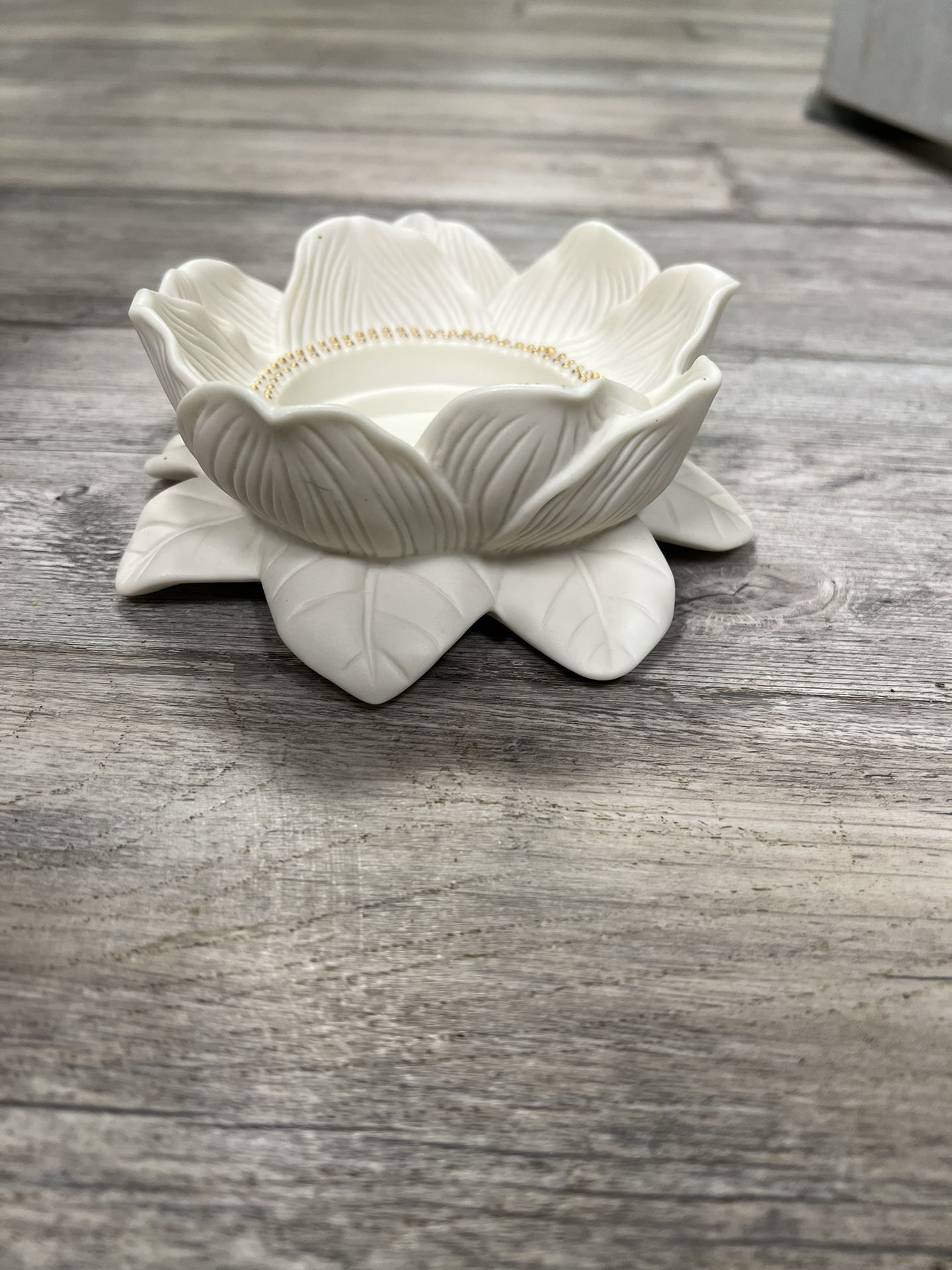 PARTYLITE Magnolia Lotus Flower Blossom Pillar Candle Holder P7369 without Box
