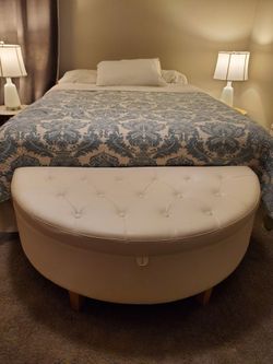 Tufted storage bench