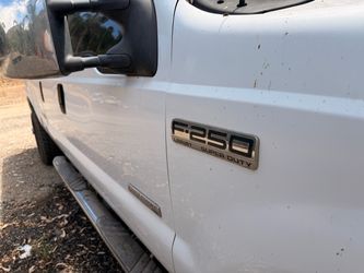 2006 Ford F-250 Super Duty Crew Cab 4x4.