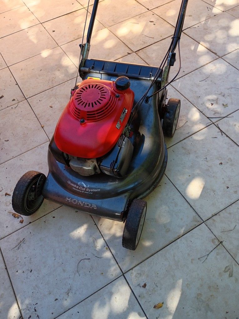 HONDA SELF PROPELLED MOWER. SHARP TWIN BLADE MULCHING SYSTEM, BALL BEARING WHEELS, WORKS GREAT
