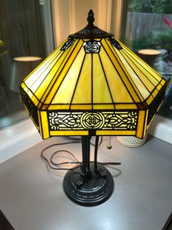 Quoizel Tiffany-Style Stained Glass Table Lamp