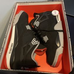 Size 11-bred 2019 Jordan 4!