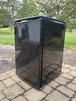 GE Mini Fridge 4.4 Cu. Ft. – Parts / Repair / DIY Project (As-is)