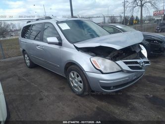 2008 Hyundai ENTOURAGE-same as Kia Sedona- hit light in the front- 139,000 miles- runs and drives-clean title