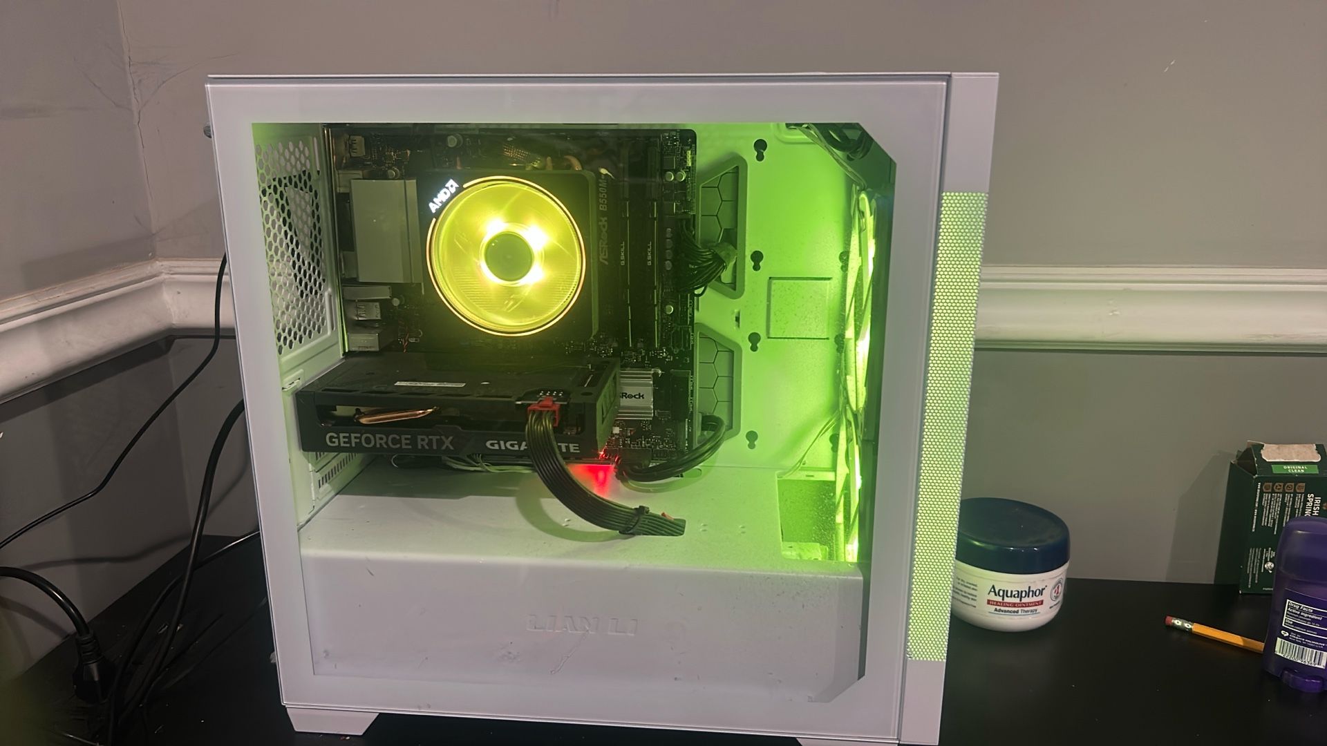 White Powerspec Pc  (in Perfect Condition)    Windows 11