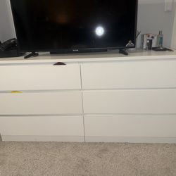 Dresser And Nightstands