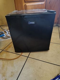 Midea mini compact fridge (rated 4.5 stars) watch video