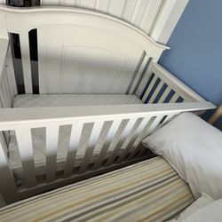 Oxford Baby 4 In 1 Convertible Crib In White 